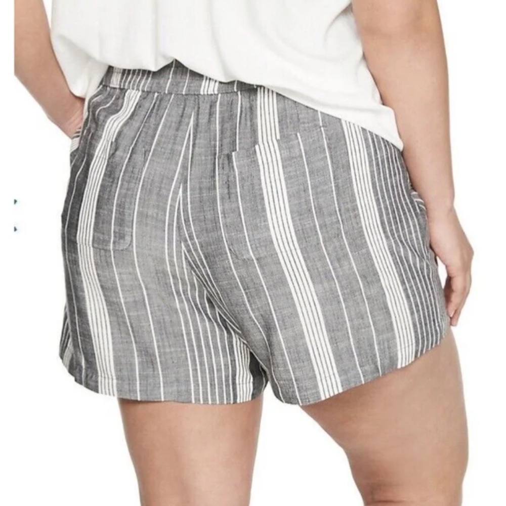 Sonoma Gray White Striped Ultra Comfort Waistband Mid Rise Pocket Shorts L NWOT - Picture 2 of 13